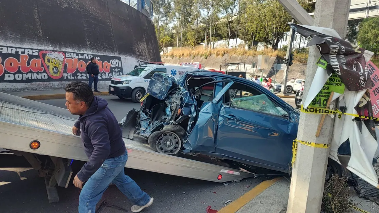 Aseguran a trailero tras aparatoso choque en FINSA; el automovilista sobrevivió