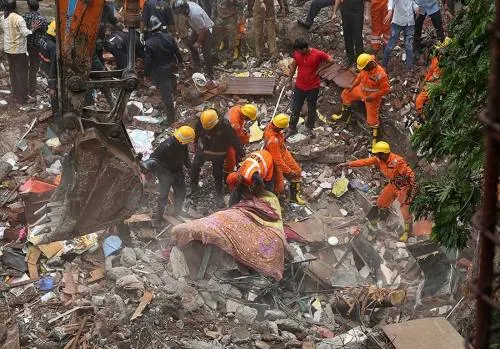 Video: Derrumbe de edificio en India deja al menos 12 muertos