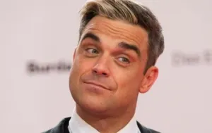 Robbie Williams siente asco al tocar a sus fans y se desinfecta las manos (Video)