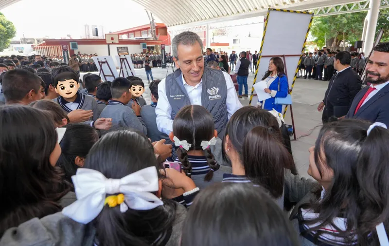 Entrega Pepe Chedraui techado escolar en la Secundaria General No. 13 Ignacio Manuel Altamirano