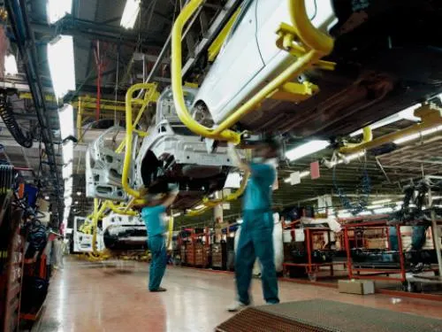 Industria automotriz de Estados Unidos pide a Trump desistir de aranceles