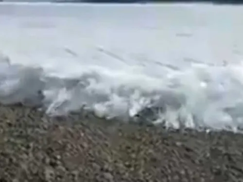 Enorme tsunami de hielo sorprende a los habitantes de Rusia