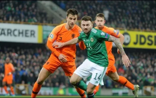 Holanda empata con Irlanda del Norte y avanza a la Euro 2020