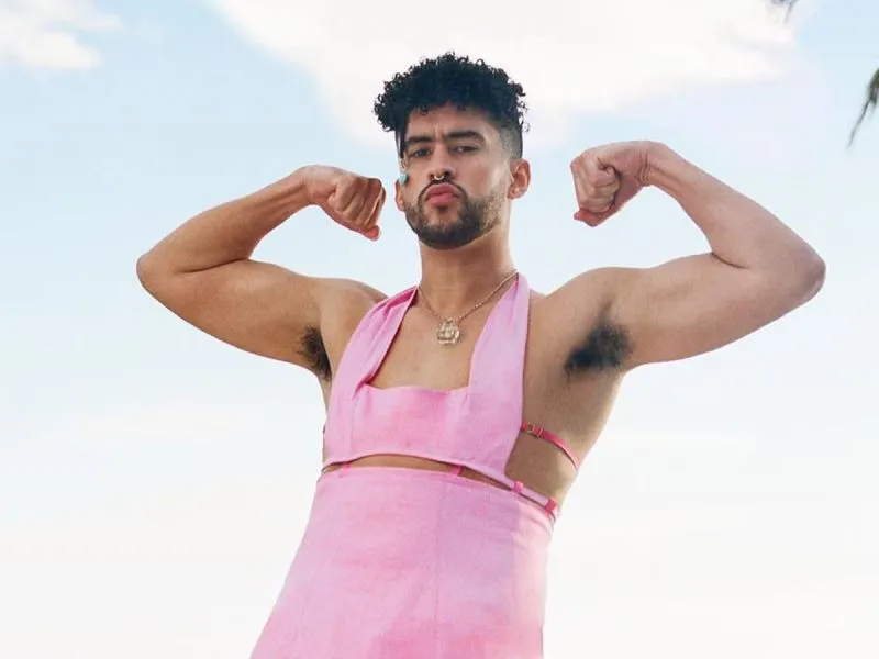 Bad Bunny posa en vestido y tacones para campaña de Jacquemus por San Valentín