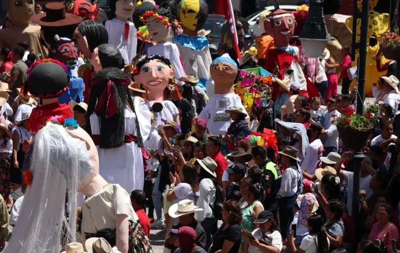 Ariadna Ayala, presidenta municipal de Atlixco, te invita al espectacular desfile de mojigangas