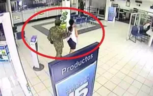 Vestidos de soldados asaltan banco en Veracruz