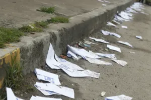 Detienen a tres individuos que llevaban propaganda negra en Xonacatepec