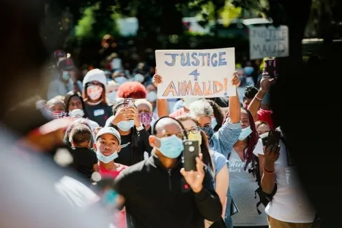 Justicia de EU imputa a tres hombres por el asesinato de un joven negro