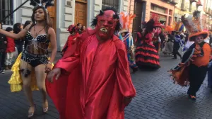 Los Huehues desfilan por la capital poblana
