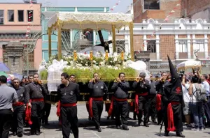 Más de 120 mil personas participan en Procesión del Viernes Santo