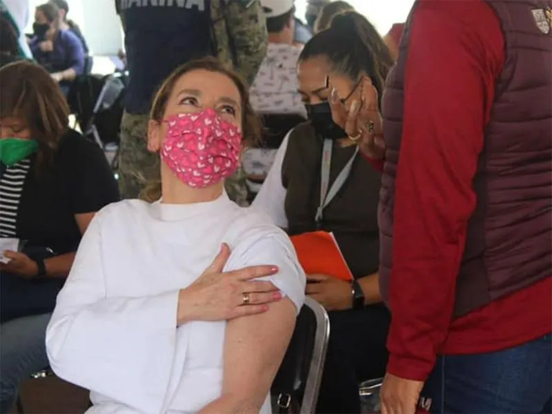 Beatriz Gutiérrez recibe dosis de refuerzo contra covid-19