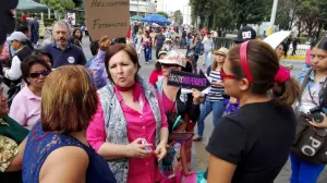 Critica Ana Tere entrega masiva de utilitarios en pleno desfile
