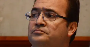 Duarte reaparece, pide al Congreso que le regrese la gubernatura