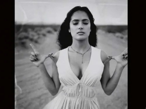 Salma Hayek se disculpa por mensaje sobre libro ‘racista’