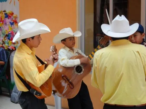 Capacitan a niños y adolescentes para preservar son Huasteco