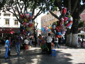 Globeros, boleros y vendedores de dulces típicos, pagarían impuestos