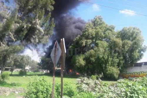 Reportan incendio de casa que presuntamente almacenaba combustible robado