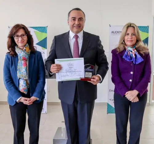 Auditor Superior del Estado recibe premio COEBIO en Bioética