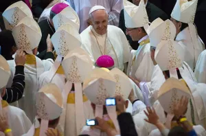 Papa llama a sacerdotes servir en zonas de pobreza de Brasil