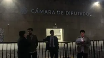 ¡Cae la noche! Universitarios permanecen afuera de San Lázaro y Morena sigue sin recibirlos