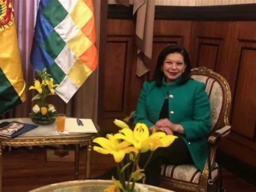 Embajadora de México sale de Bolivia tras expulsión
