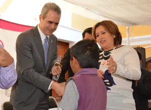 Entregan San Pedro Cholula y UPAEP aparatos auditivos