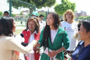 Graciela Palomares realiza campaña escuchando a la gente