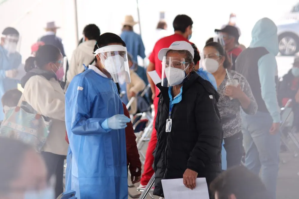 Convocan universidades privadas de Puebla a voluntarios para vacunación anti-Covid