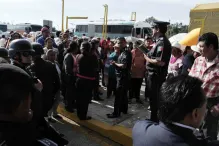 Gente de San Miguel Espejo cierra caseta de Amozoc; exige reparación de puente