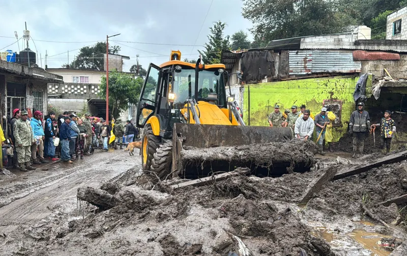 Módulos de maquinaria rehabilitan carreteras y caminos en la Sierra Norte de Puebla