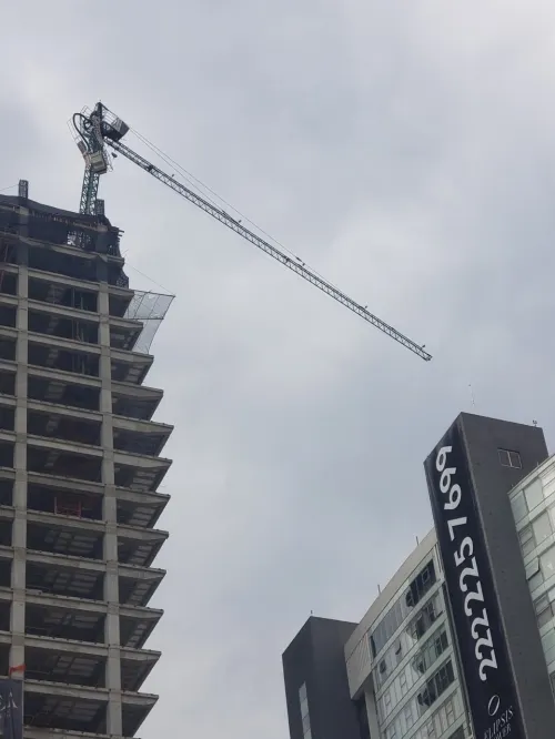 Alertan sobre posible colapso de grúa de Torre Platea, sobre edificio vecino