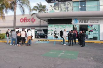 Denuncian presunto fraude de financiera de autos en Plaza Agua Azul