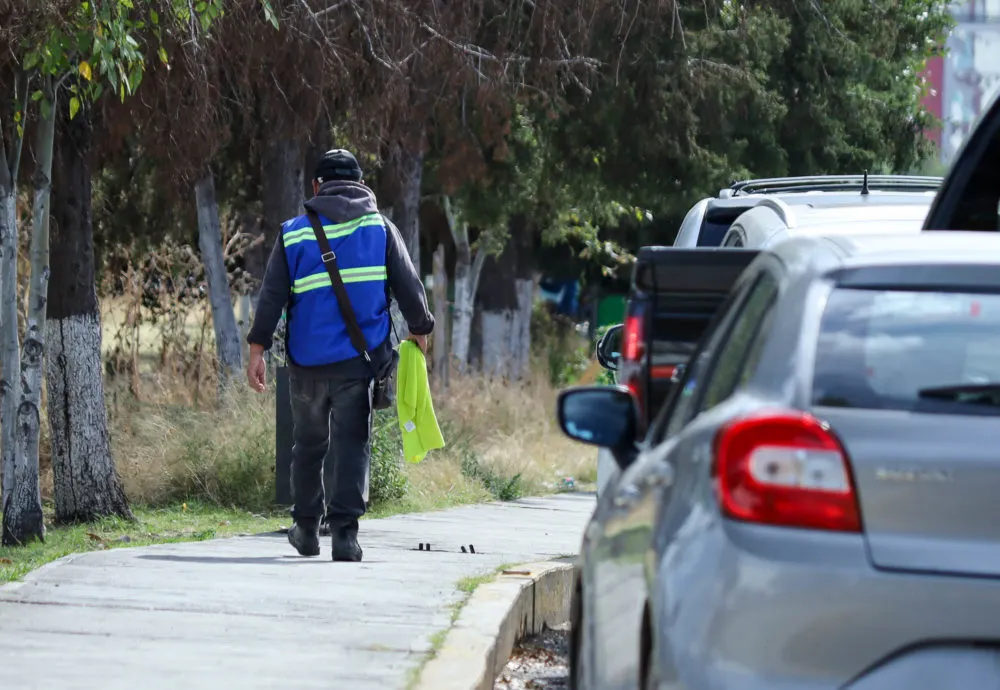 Ayuntamiento evalúa permitir a franeleros cuidar autos en la zona de la Feria de Puebla sin tarifas obligatorias