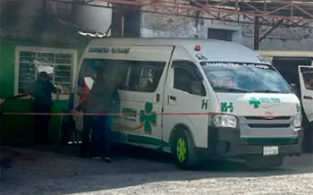 Infarto arrebata la vida de una abuelita abordo del transporte público, en Tlatlauquitepec