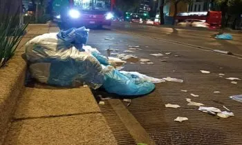 Paseo de la Reforma amaneció con desechos sanitarios