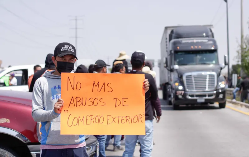 Bloquean Periférico Ecológico: propietarios de “autos chocolate” exigen alto a los decomisos
