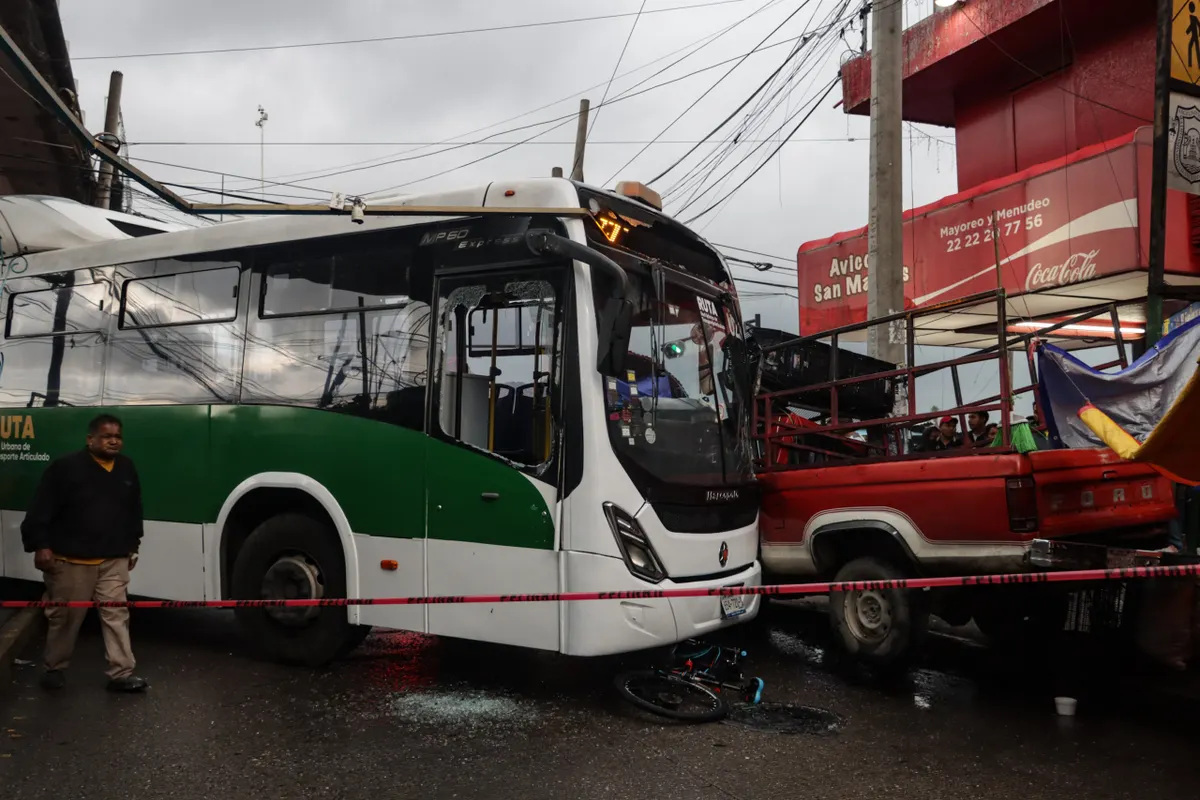 Accidente en la Línea 3 de la RUTA en Puebla: autobús se impacta contra casetas y deja varios heridos