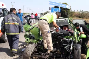 Intenta matarse chocando contra camión de cemento