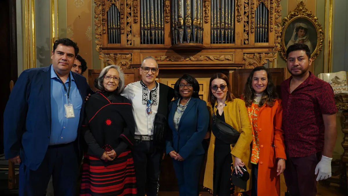 Embajadora de Jamaica visita el Museo José Luis Bello y González para recorrer la exposición “De lo Bello a lo Invisible”