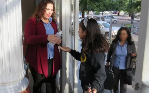 Escuelas públicas y particulares realizan filtros a estudiantes que ingresan a clases