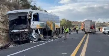 Dos muertos y más de 10 lesionados; saldo preliminar de choque en la súper carretera Cuacnopalan-Oaxaca