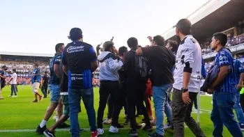 Suspenden a directiva y multan a Gallos Blancos por riña en estadio