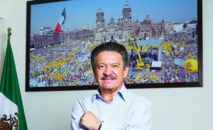 “No me voy por la puerta de atrás”: Carlos Navarrete