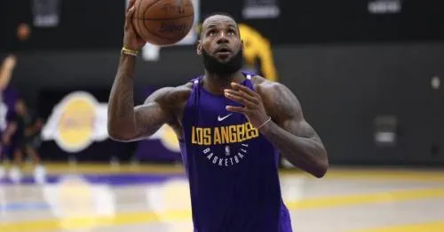 LeBron James, finalmente se viste de púrpura y oro
