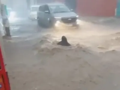 Hombre salva a una pequeña que era arrastrada por la corriente ocasionada por la fuerte lluvia en el Edomex