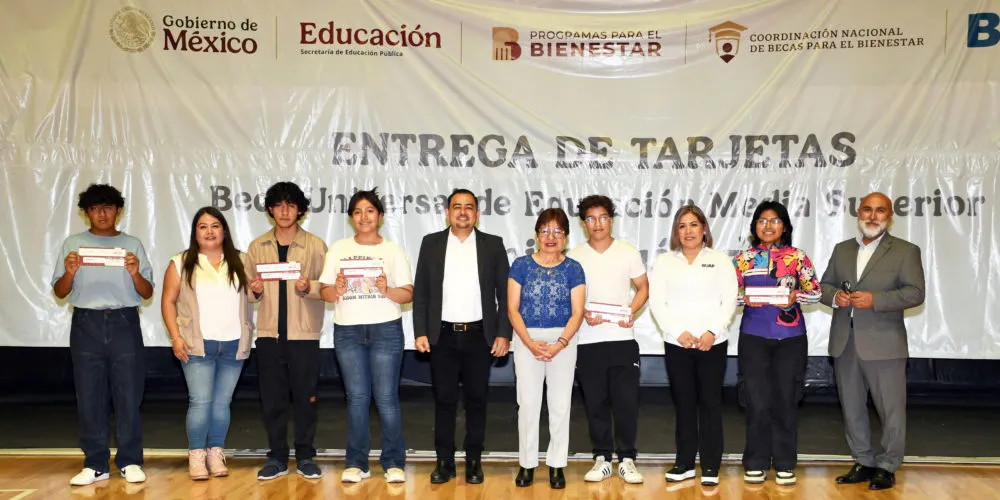 Entrega rectora Lilia Cedillo tarjetas de la Beca Universal de Educación Media Superior “Benito Juárez”