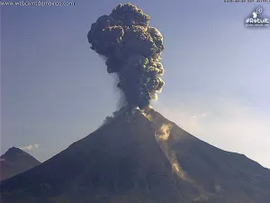 Volcán de Colima emite fumarola de más de tres mil metros