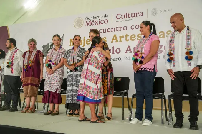 Entrega Claudia Sheinbaum "Créditos a la Palabra" a mujeres artesanas de Amuzgo
