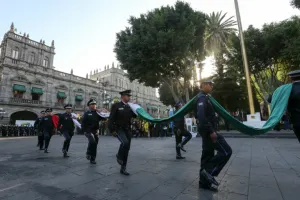 Encabeza síndico municipal ceremonia del Día de la Bandera en el zócalo