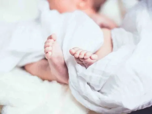Estable, recién nacido de mujer que murió por Covid-19